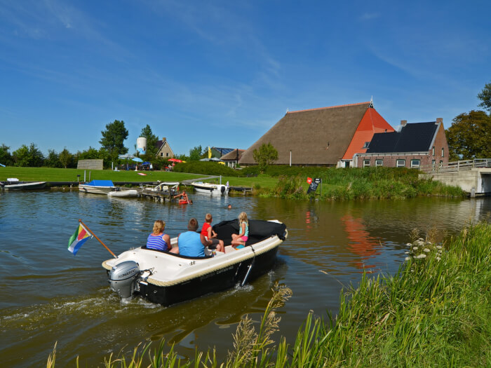 Vakantiehuis in St.-Annaparochie (Friesland) voor 22 personen met 8 slaapkamers, foto 1